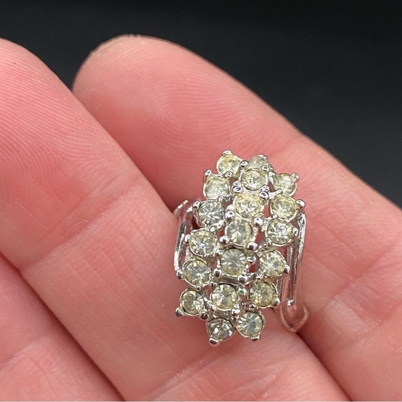 Vintage 18kt Rhodium Plated Tiered Cluster Ring with Clear Rhinestones - Picture 9 of 16